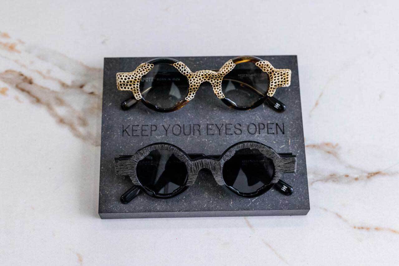 POS wooden display KEEP YOUR EYES OPEN